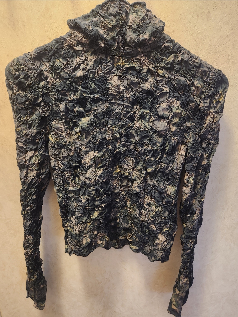 Textured Crinkle Mock-Neck Top in Dark Green and Blue